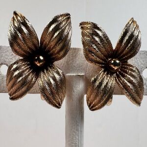 Vintage Hobe gold tone flower clip on earrings